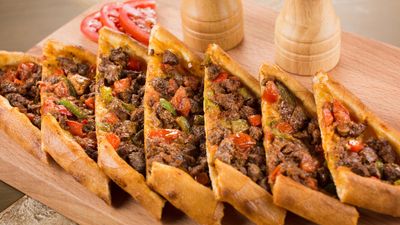 Ovalı Etli Ekmek